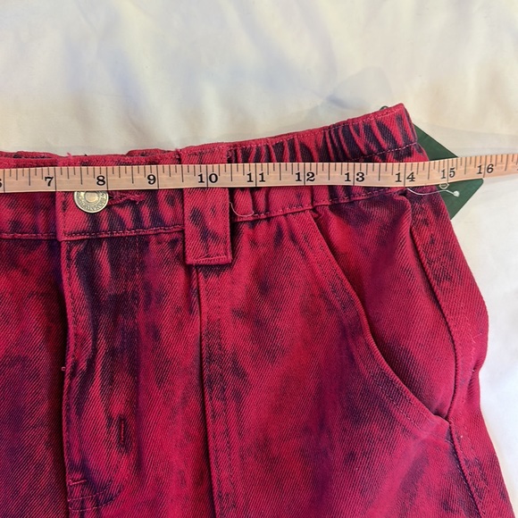 Raspberry colored acid wash cargo jeans - Picture 10 of 14